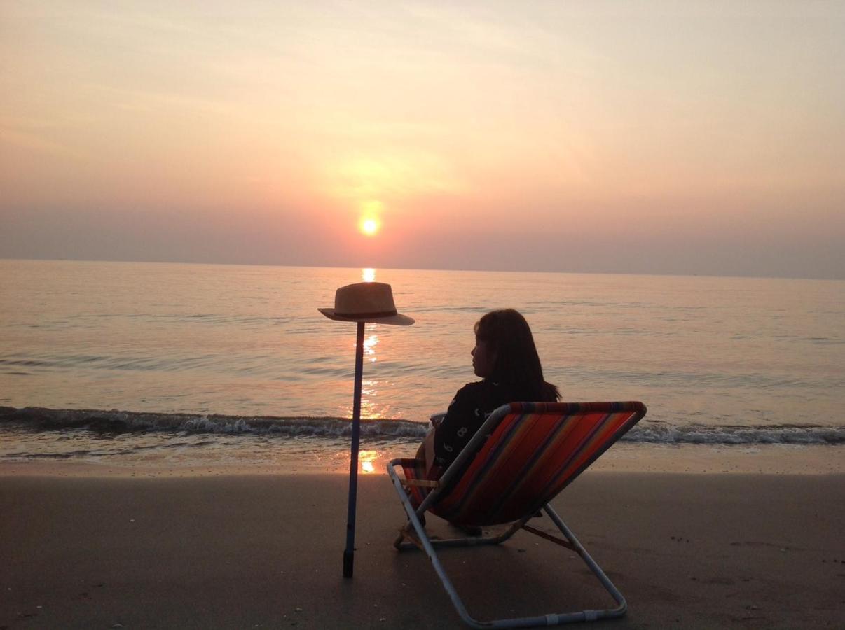 Hotel Ban Tawansongfa Lang Suan Esterno foto