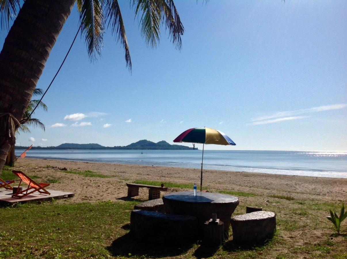 Hotel Ban Tawansongfa Lang Suan Esterno foto
