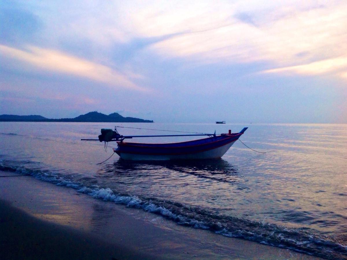 Hotel Ban Tawansongfa Lang Suan Esterno foto