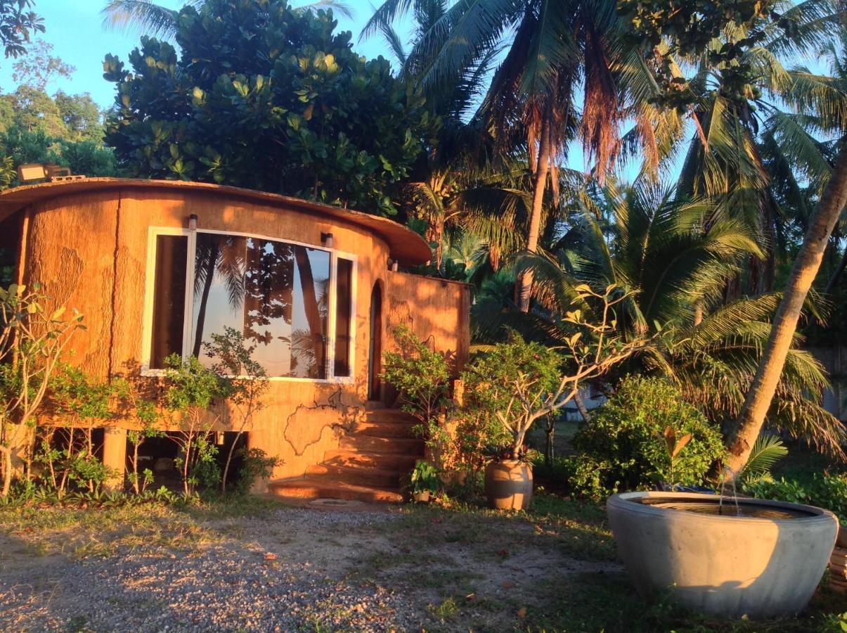Hotel Ban Tawansongfa Lang Suan Esterno foto