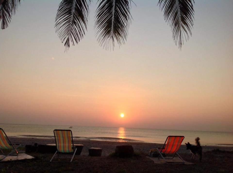 Hotel Ban Tawansongfa Lang Suan Esterno foto