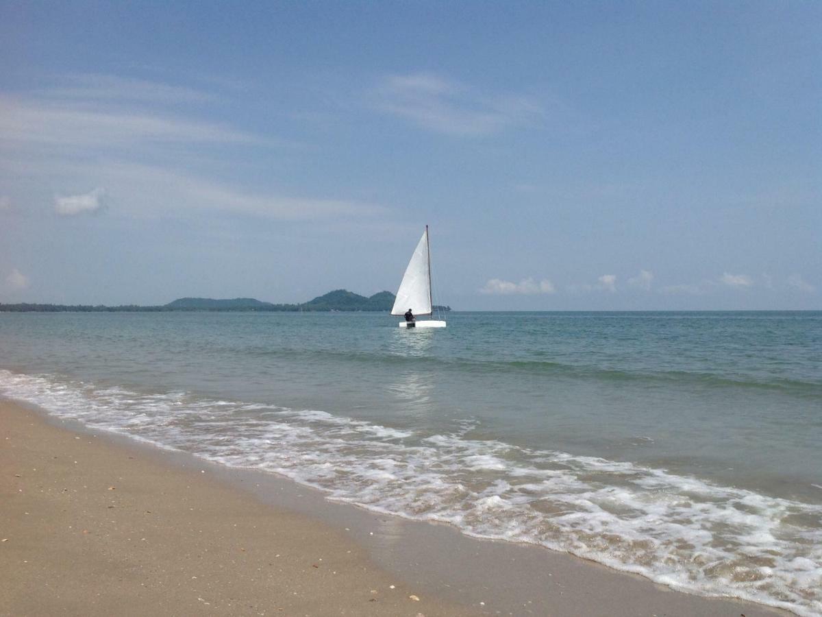 Hotel Ban Tawansongfa Lang Suan Esterno foto